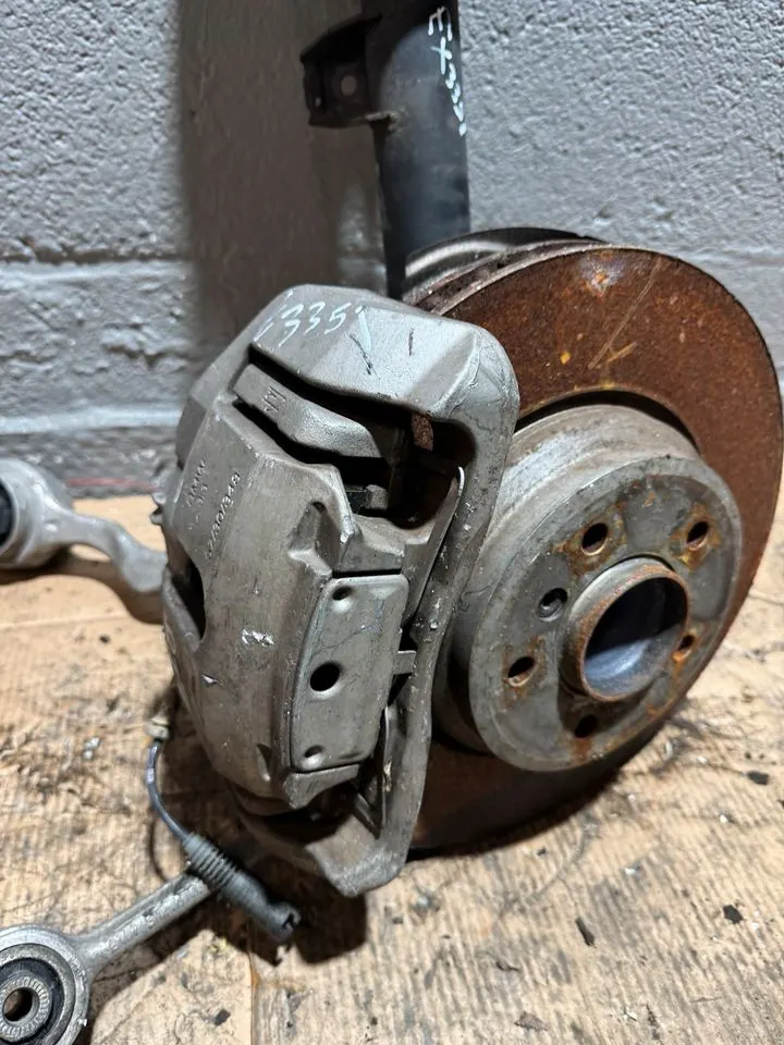 BMW E92 E93 335i Achsschenkel Bremssattel Federbein Vorne Rechts – Bild 5