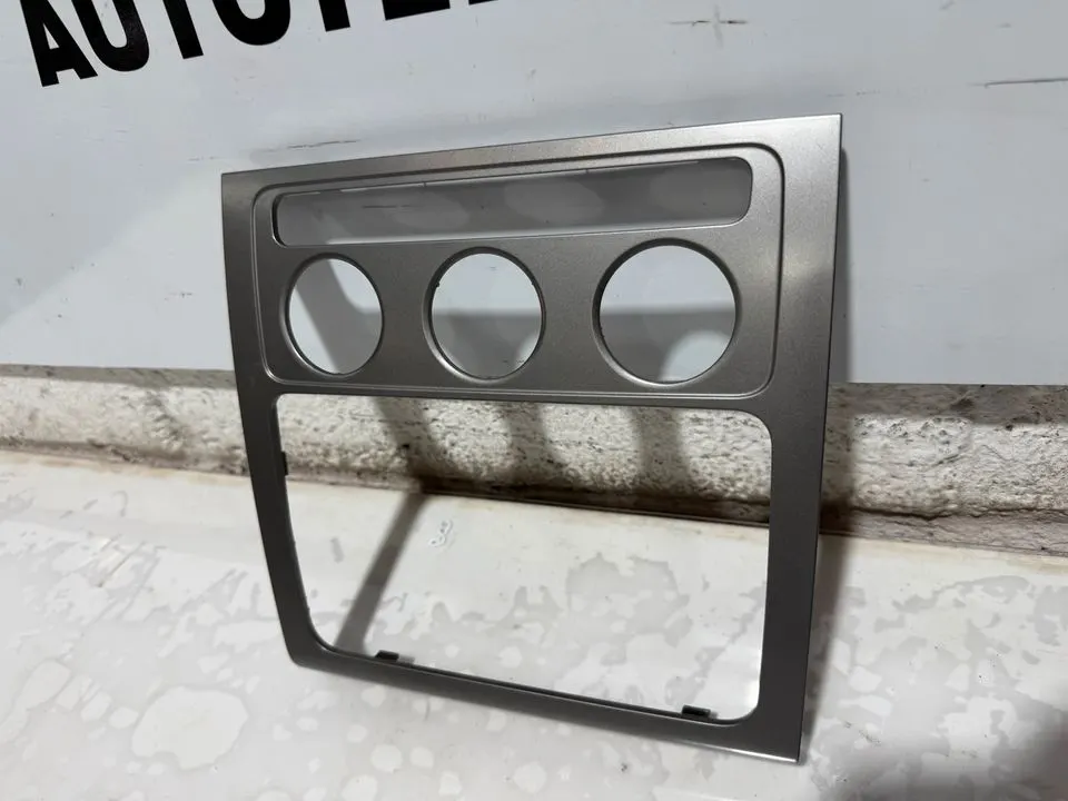 VW Touran Verkleidung Blende Rahmen Mittelverkleidung 1T0858071L – Bild 8