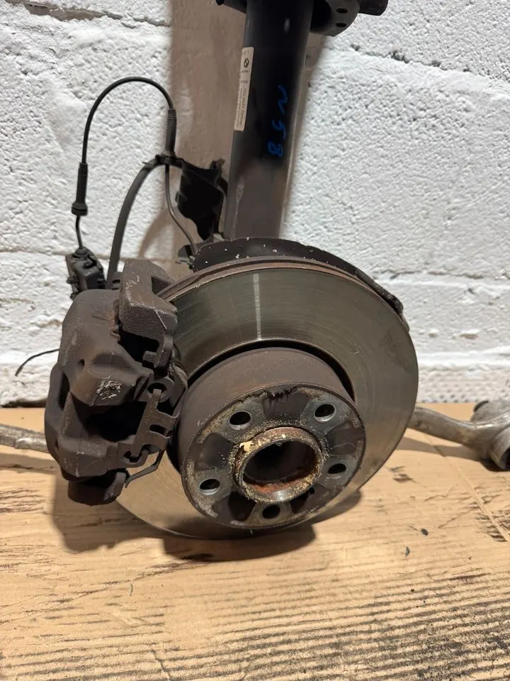BMW 1er F20 F21 Achsschenkel Radnabe Stoßdämpfer Federbein Vorne – Bild 6