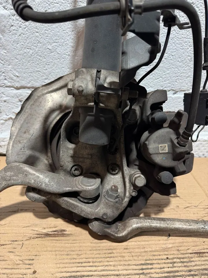 BMW 1er F20 F21 Achsschenkel Radnabe Stoßdämpfer Federbein Vorne – Bild 8
