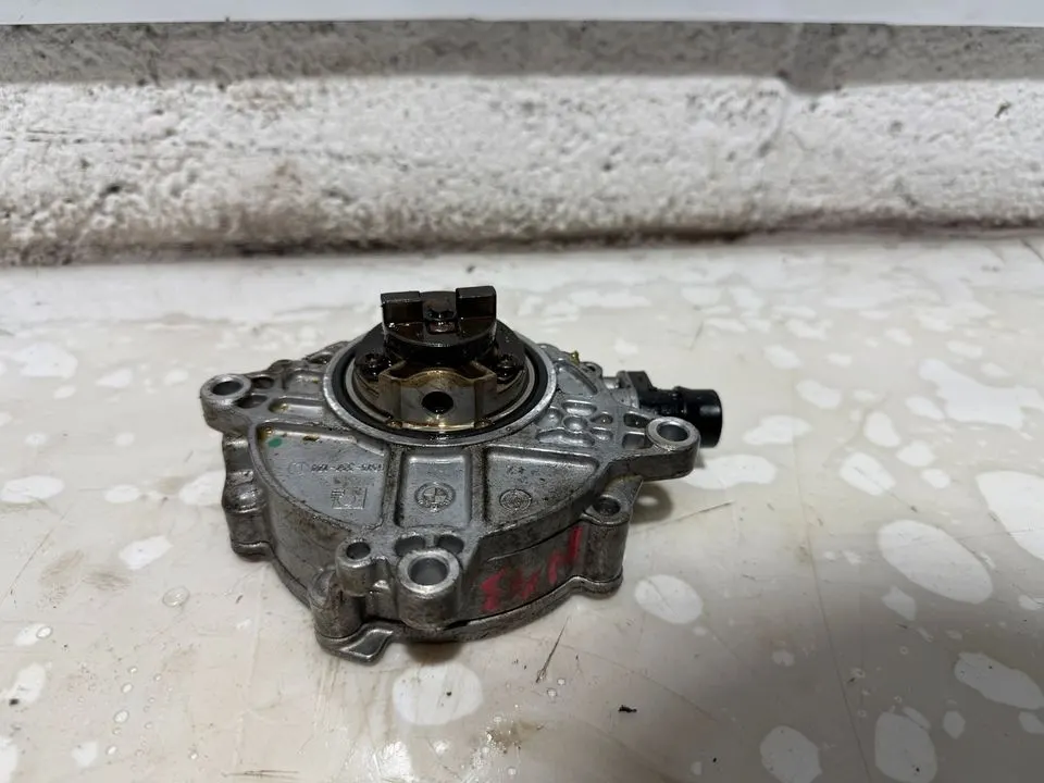 BMW 1er 3er E87 E90 E91 N43 Vakuumpumpe Unterdruckpumpe 7547024 – Bild 2