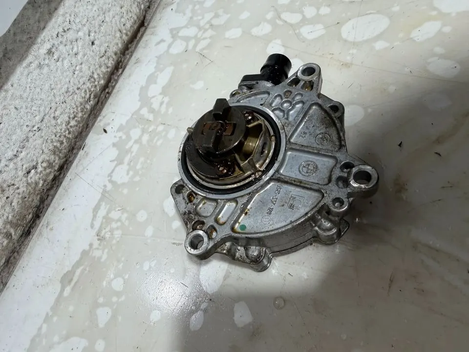 BMW 1er 3er E87 E90 E91 N43 Vakuumpumpe Unterdruckpumpe 7547024 – Bild 3