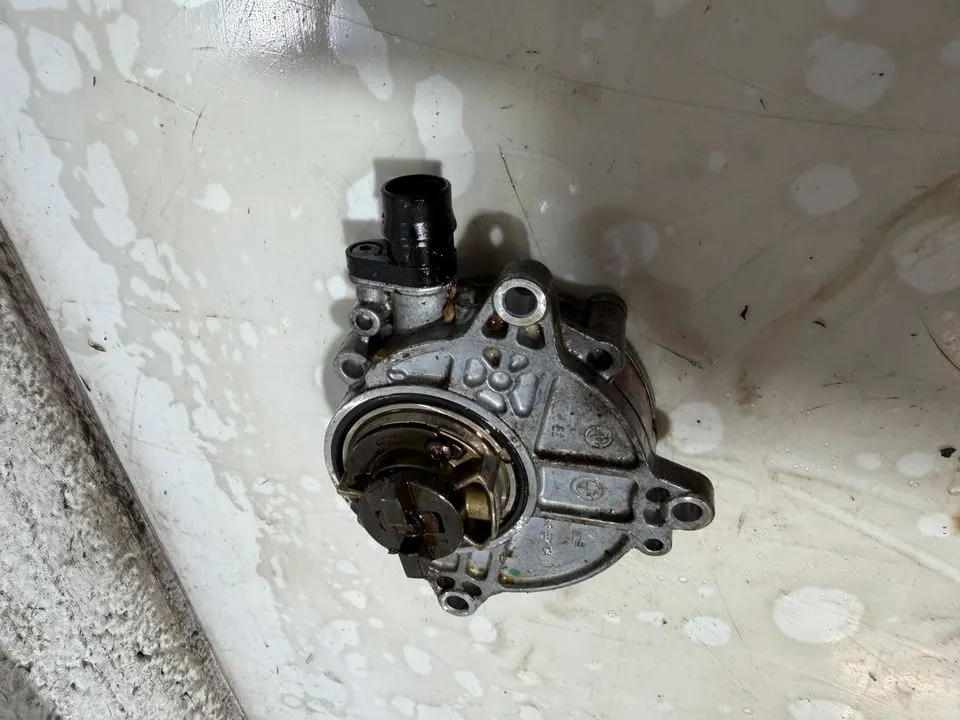 BMW 1er 3er E87 E90 E91 N43 Vakuumpumpe Unterdruckpumpe 7547024 – Bild 4