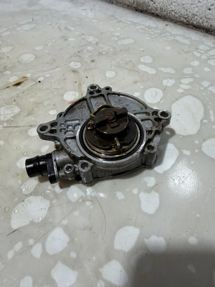 BMW 1er 3er E87 E90 E91 N43 Vakuumpumpe Unterdruckpumpe 7547024 – Bild 5
