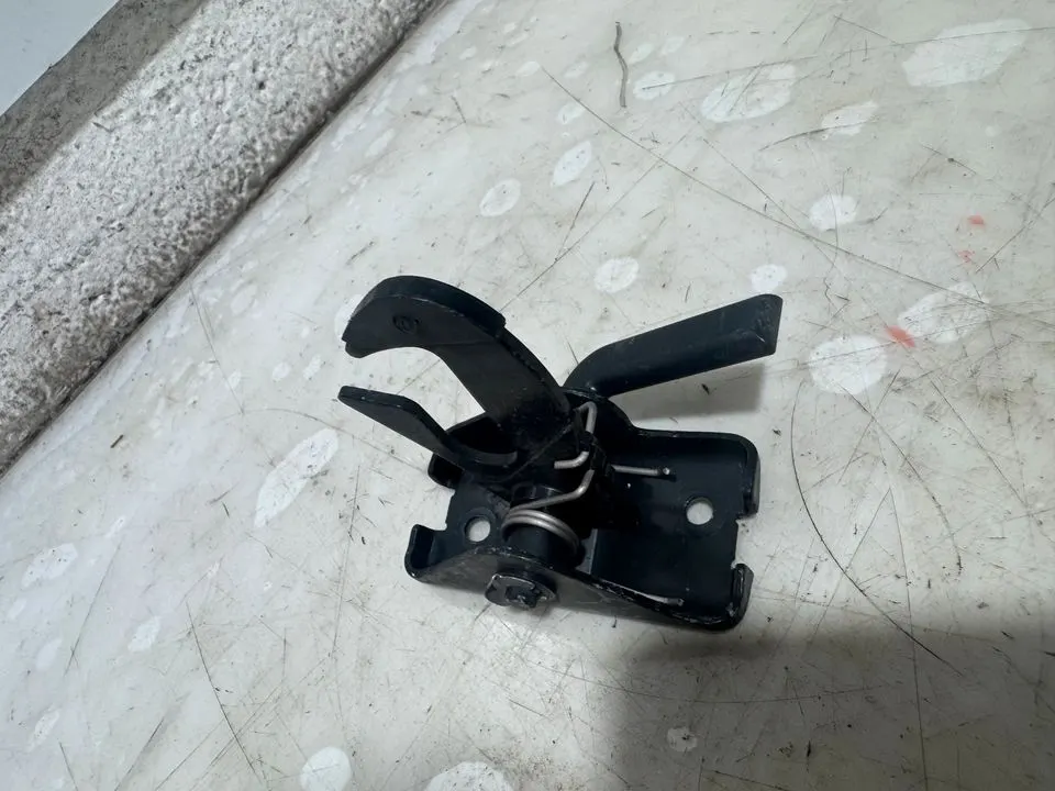 Audi A3 8V Motorhaube Öffner Schloss Schliessbügel 8V0823480 – Bild 5