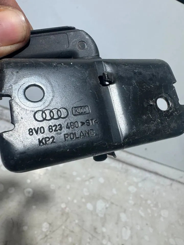 Audi A3 8V Motorhaube Öffner Schloss Schliessbügel 8V0823480 – Bild 7