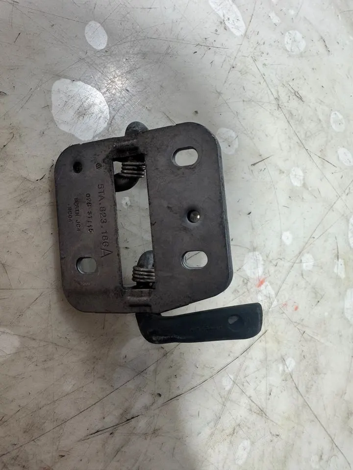 VW Touran 5T Motorhaube Öffner Schloss Schliessbügel 5TA823186 – Bild 5