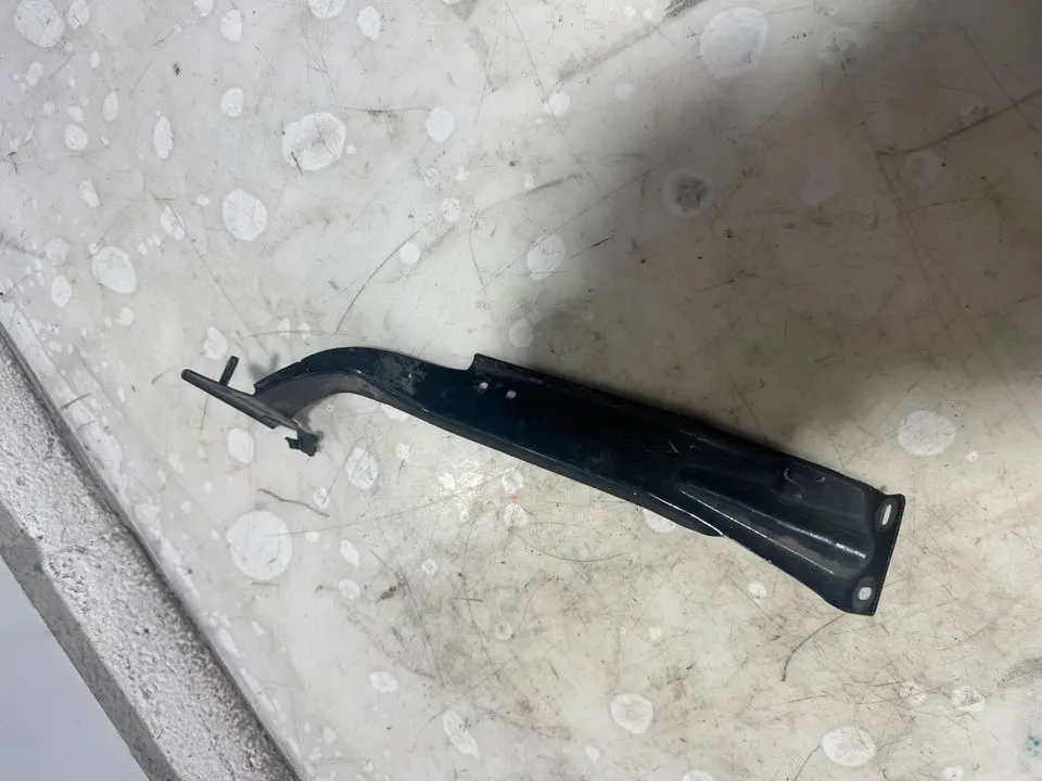 Audi A4 B8 8K Strebe Kotflügel Halter Träger 8K0821135 8K0821136 – Bild 6
