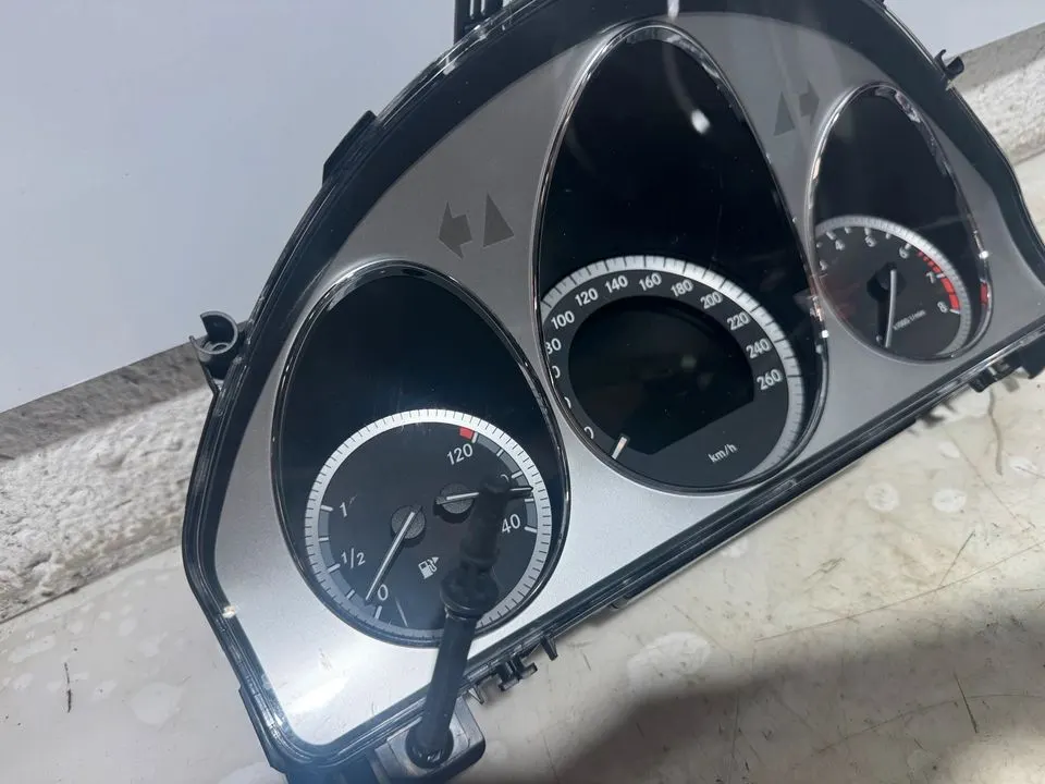 Mercedes C-Klasse W204 S204 Tacho Kombiinstrument A2049001700 – Bild 3