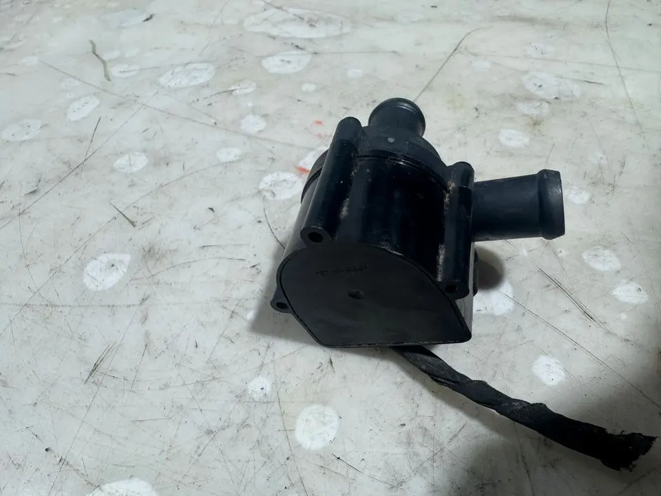 Audi A4 A5 8T 8K B8 Zusatzwasserpumpe Wasserpumpe 059121012A – Bild 5