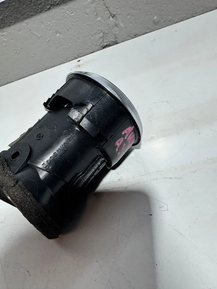 Audi A3 8P Luftdüse Frischluft Luftströmer Düse Vorne 8P0820901 – Bild 7