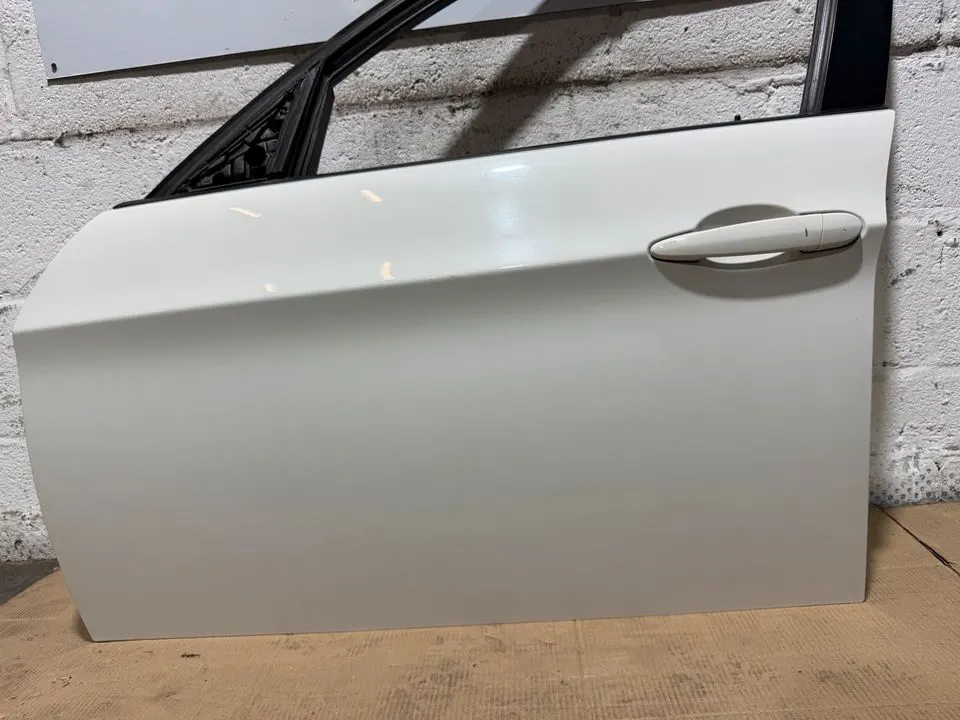 BMW 3er E90 E91 Fahrertür Tür Vorne Links Komplett 300 ALPINWEISS – Bild 6