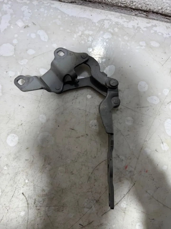 BMW 1er E81 E82 E87 Motorhaube Scharnier Vorne 7060559 7060560 – Bild 3