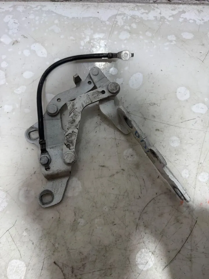 BMW 3er E90 E92 E93 Motorhaube Scharnier Vorne 7115263 7115264 – Bild 3
