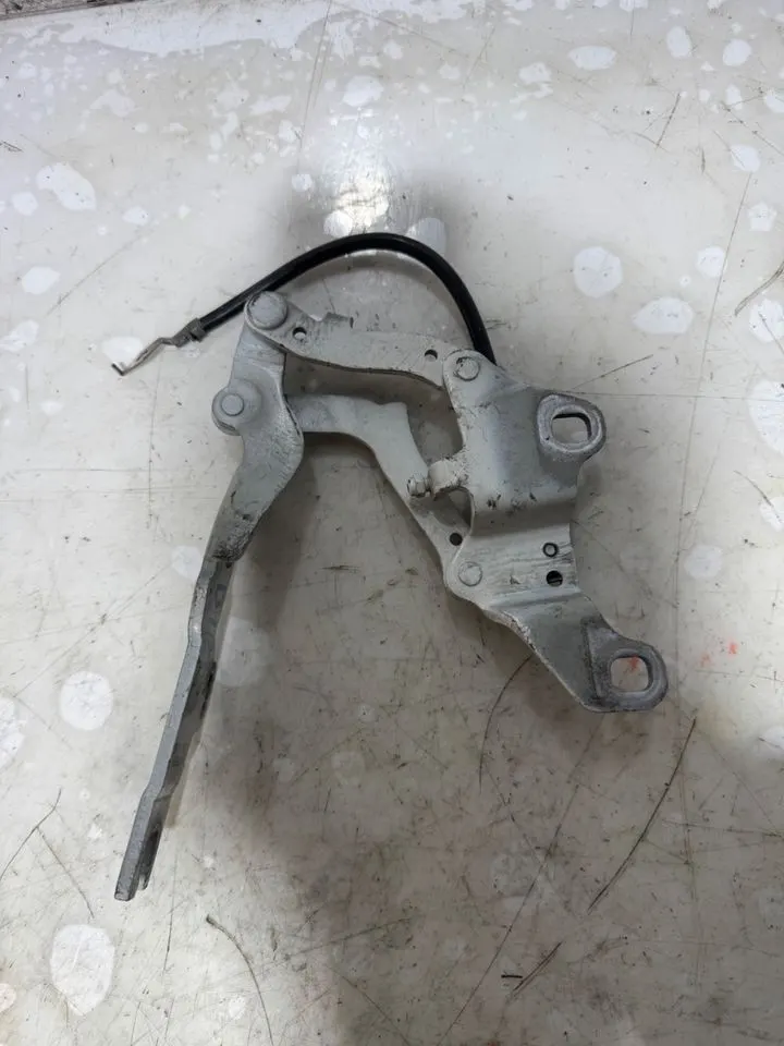 BMW 3er E90 E92 E93 Motorhaube Scharnier Vorne 7115263 7115264 – Bild 6