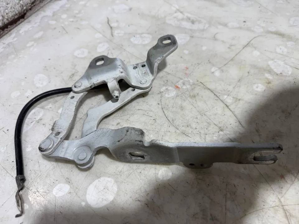 BMW 3er E90 E92 E93 Motorhaube Scharnier Vorne 7115263 7115264 – Bild 7