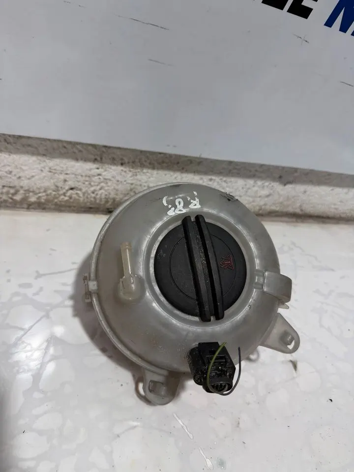 VW Audi Golf 7 A3 8V Ausgleichs Kühlmittel Behälter 5Q0121407 – Bild 3