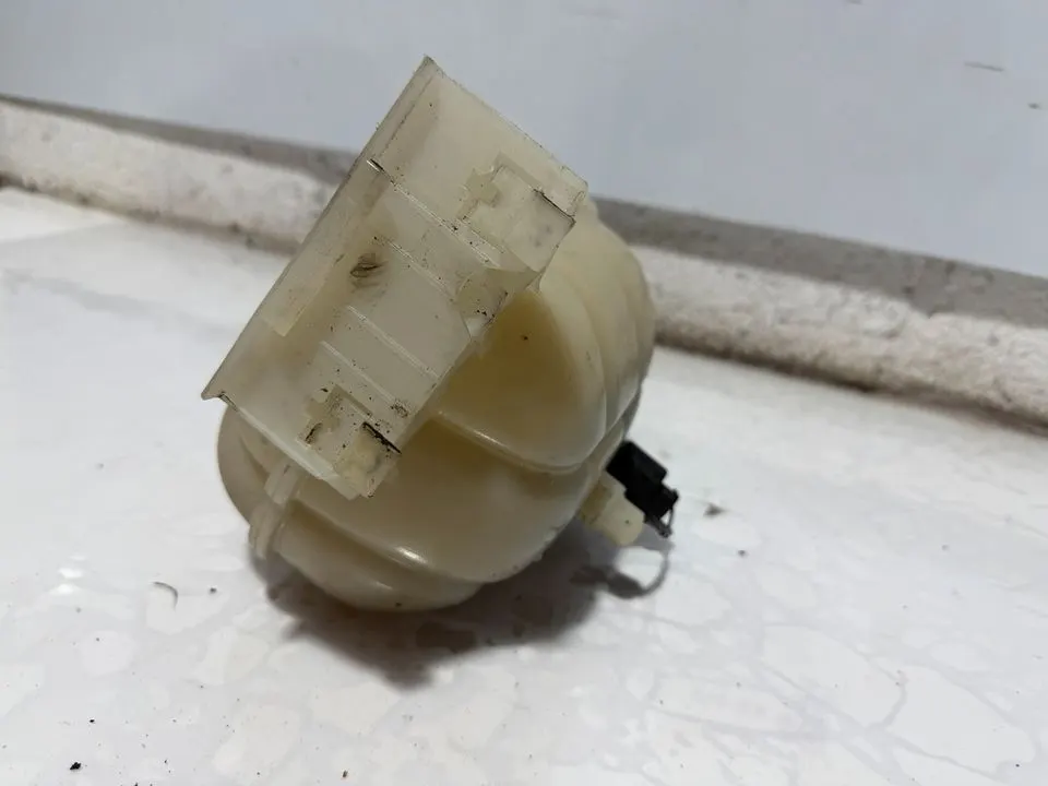 BMW 1er 3er F20 F21 F30 F31 Ausgleichsbehälter Kühlwasser 7609468 – Bild 5