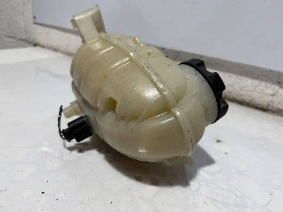 BMW 1er 3er F20 F21 F30 F31 Ausgleichsbehälter Kühlwasser 7609468 – Bild 6